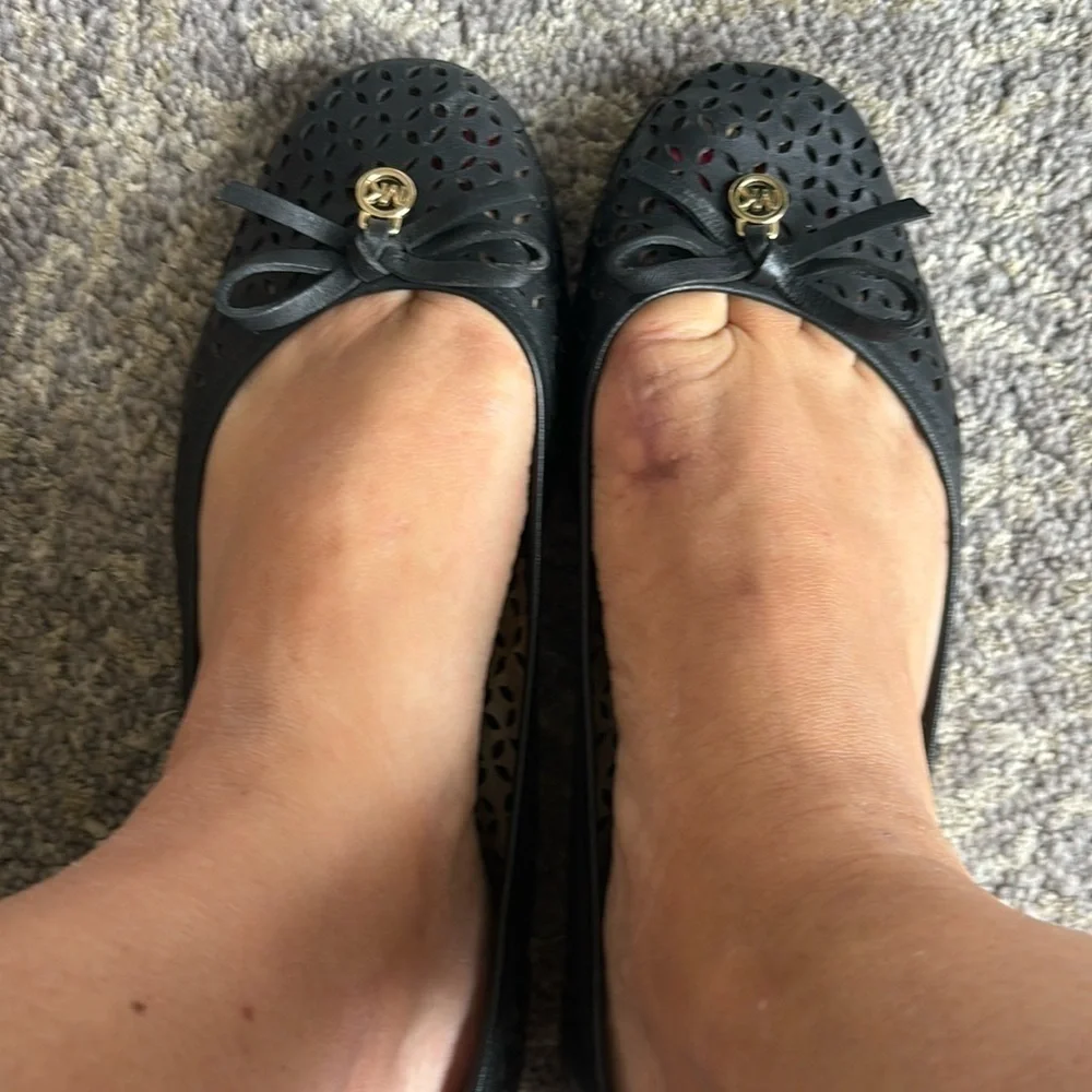 Michael Kors perforated black ballet that’s in size 8 - Picture 2 of 12